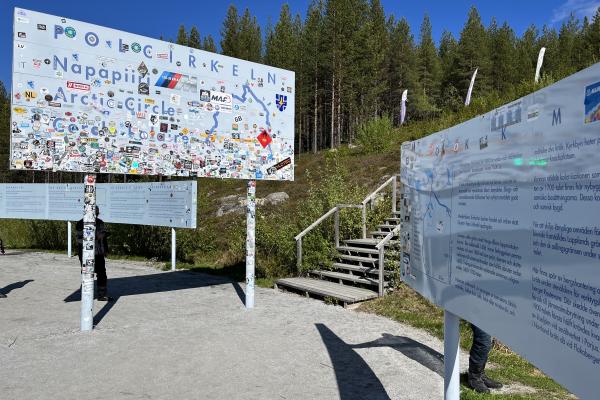 Het infobord aan de poolcirkel.