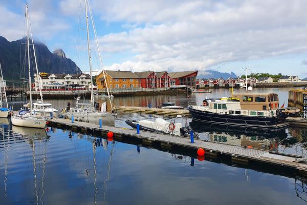 Zicht op de haven van Svolvaer.