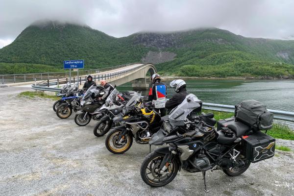 Bruggen en tunnels verbinden de talloze eilandjes met elkaar.
