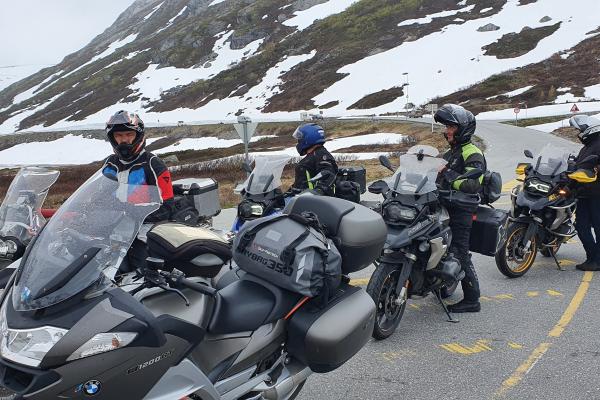 De route bracht ons langsheen fjorden en bochtige bergpassen met veel natuurschoon.