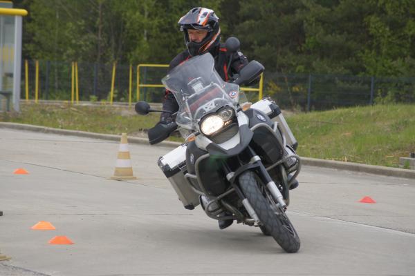 Behendigheidsparcours met de motor.