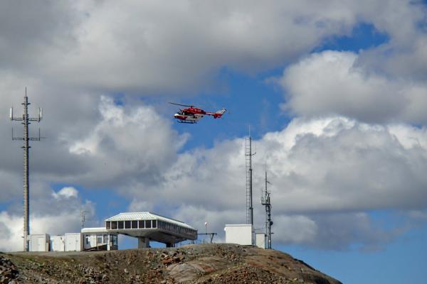 Helikopter in de bergen in Oostenrijk.